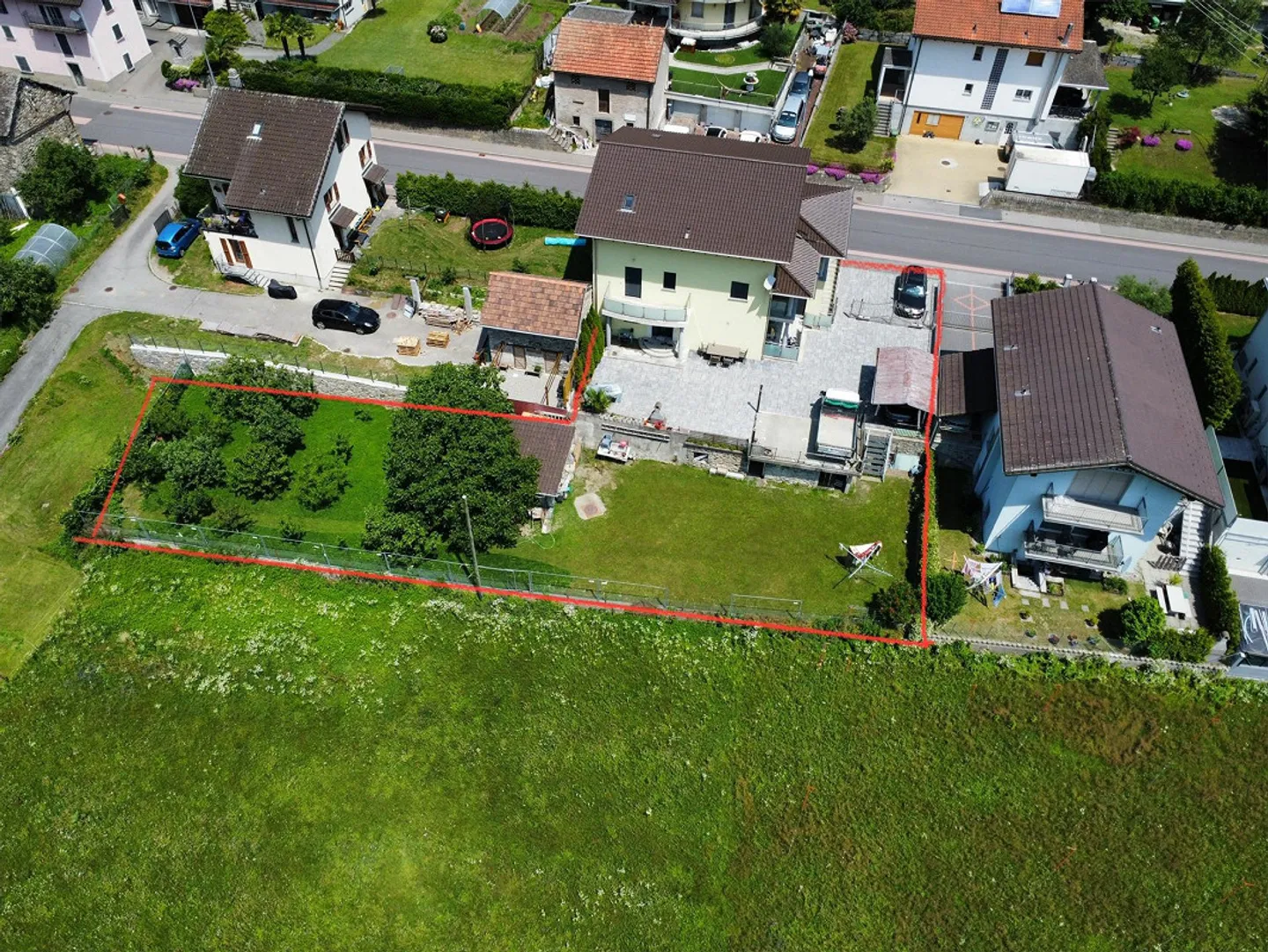 Großes Einfamilienhaus mit Parkplätzen und Grundstück - Foto 1 von 13