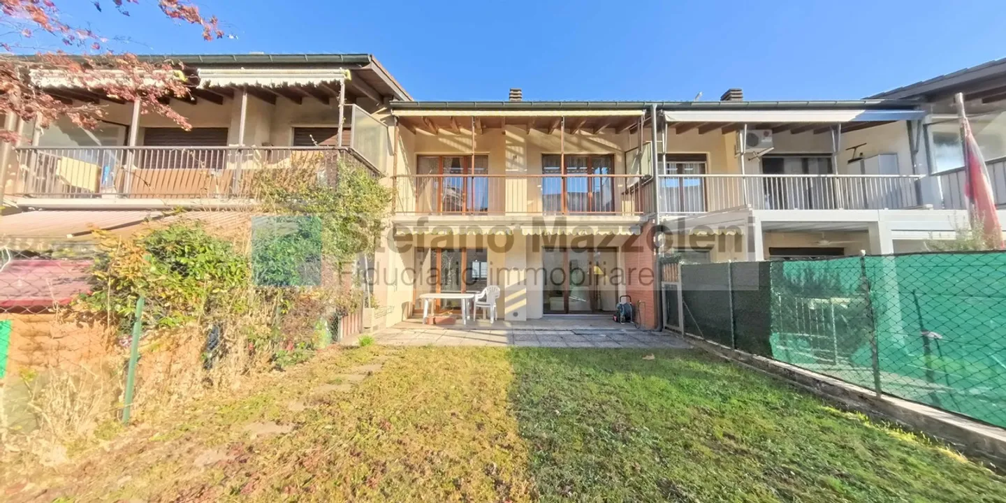 Casa a schiera in uno stile modesto ed elegante - Foto 1 di 12