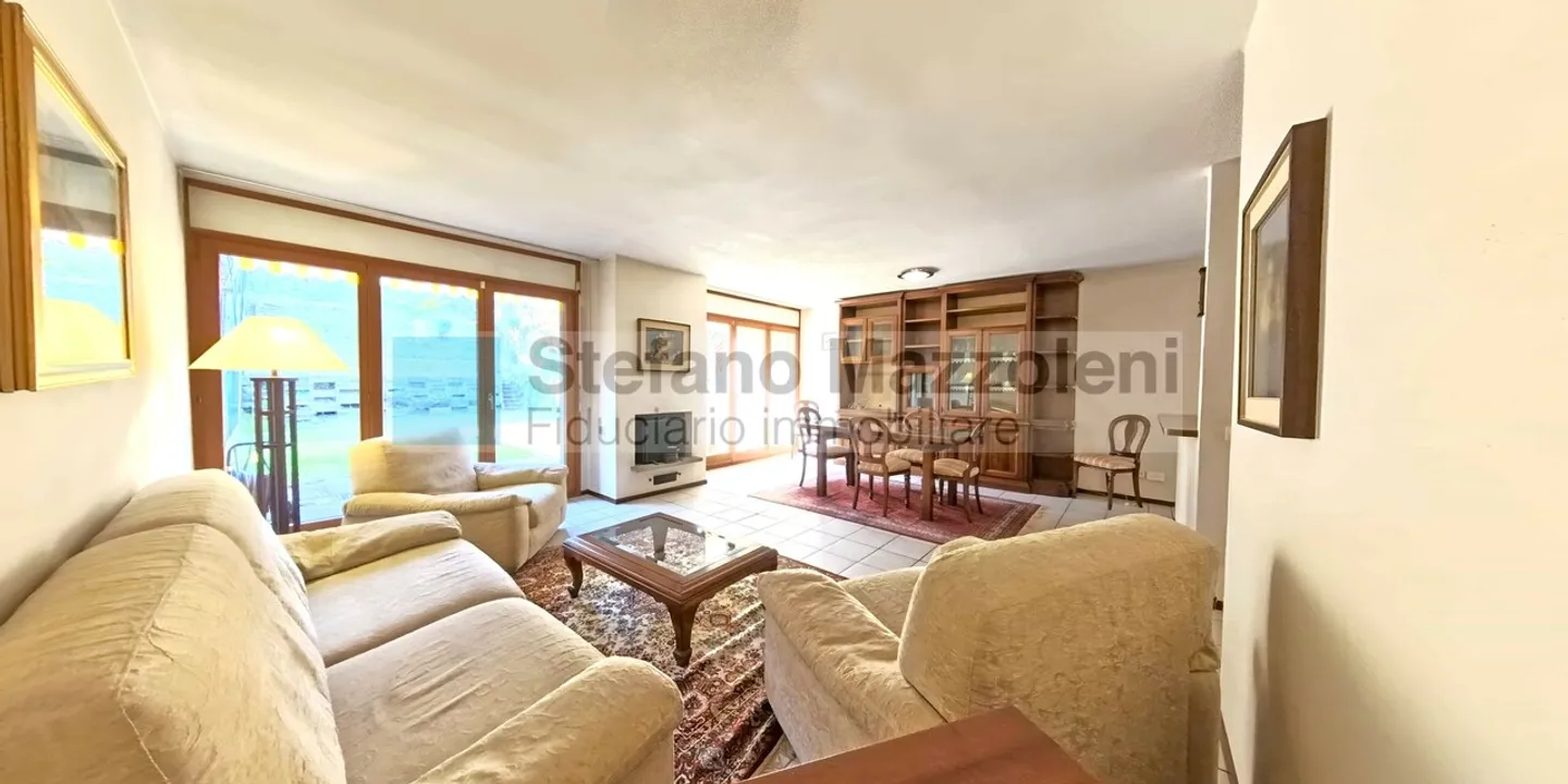 Casa a schiera in uno stile modesto ed elegante - Foto 2 di 12