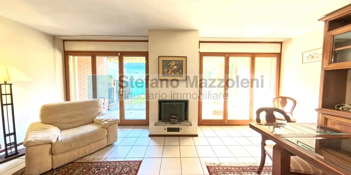 Casa a schiera in uno stile modesto ed elegante - Foto 3 di 12