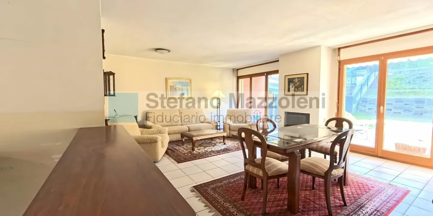 Casa a schiera in uno stile modesto ed elegante - Foto 4 di 12