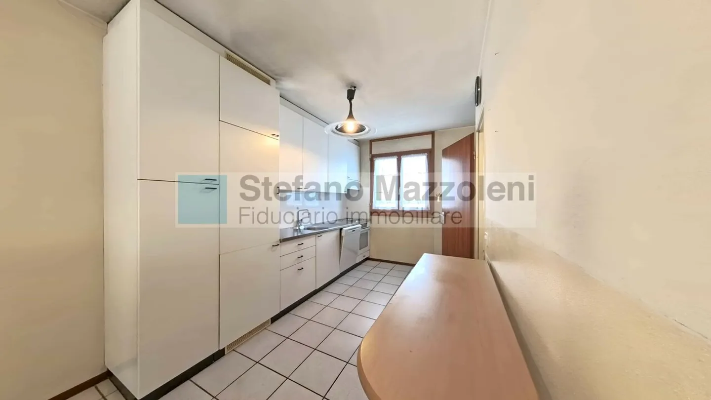 Casa a schiera in uno stile modesto ed elegante - Foto 5 di 12