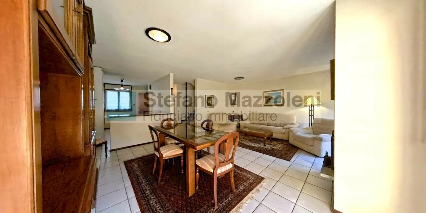 Casa a schiera in uno stile modesto ed elegante - Foto 6 di 12