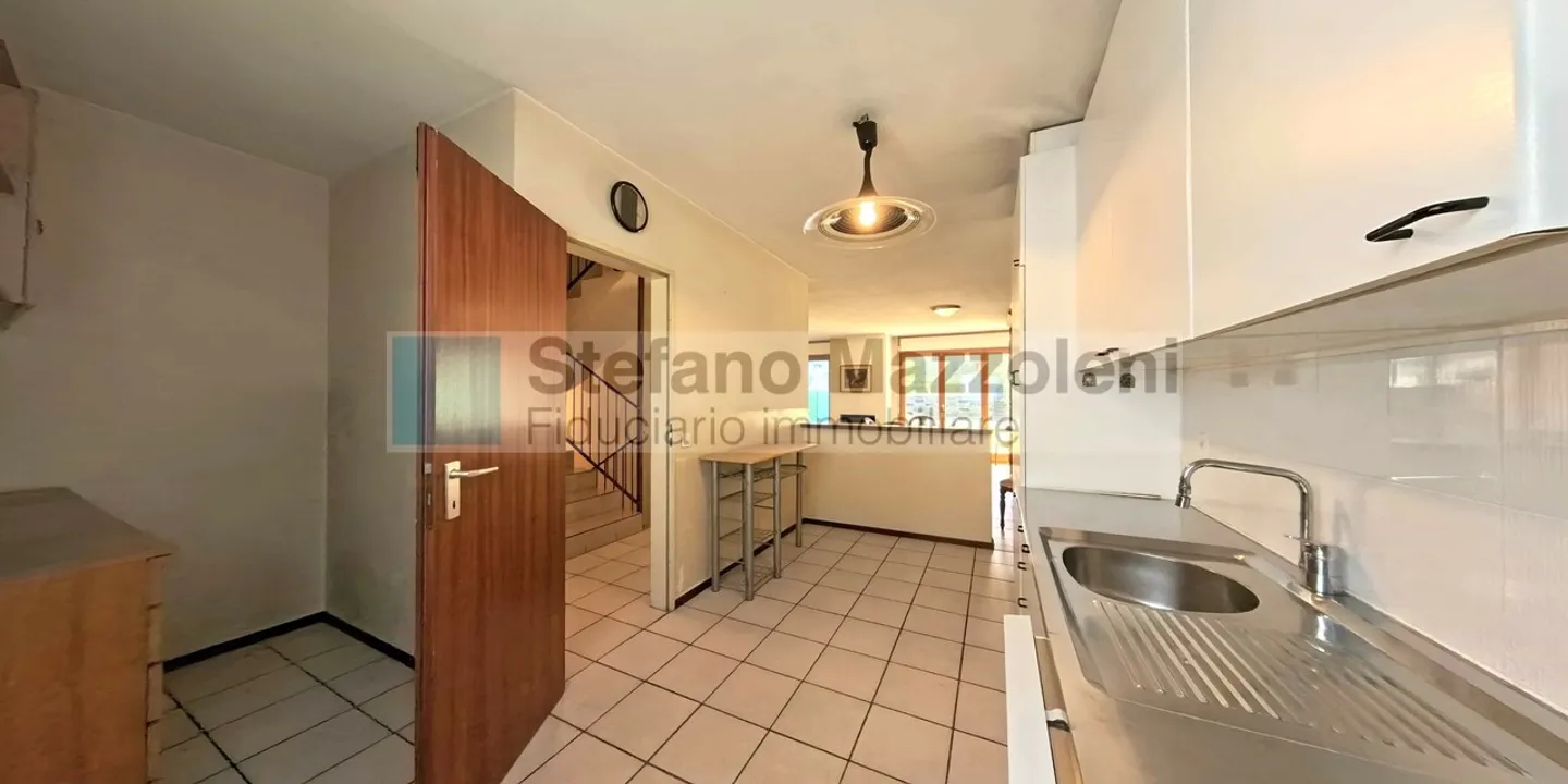 Casa a schiera in uno stile modesto ed elegante - Foto 7 di 12