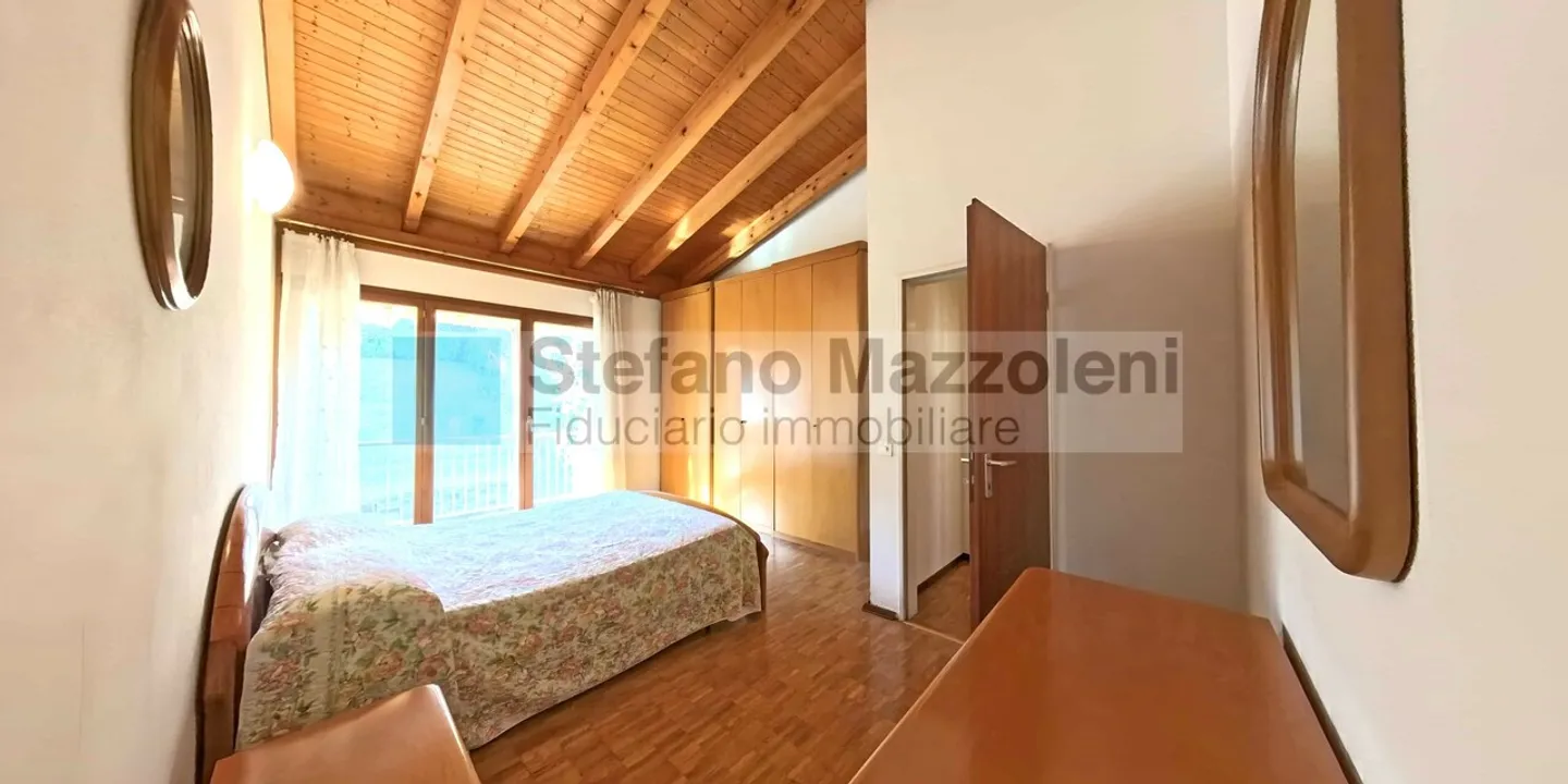 Casa a schiera in uno stile modesto ed elegante - Foto 9 di 12