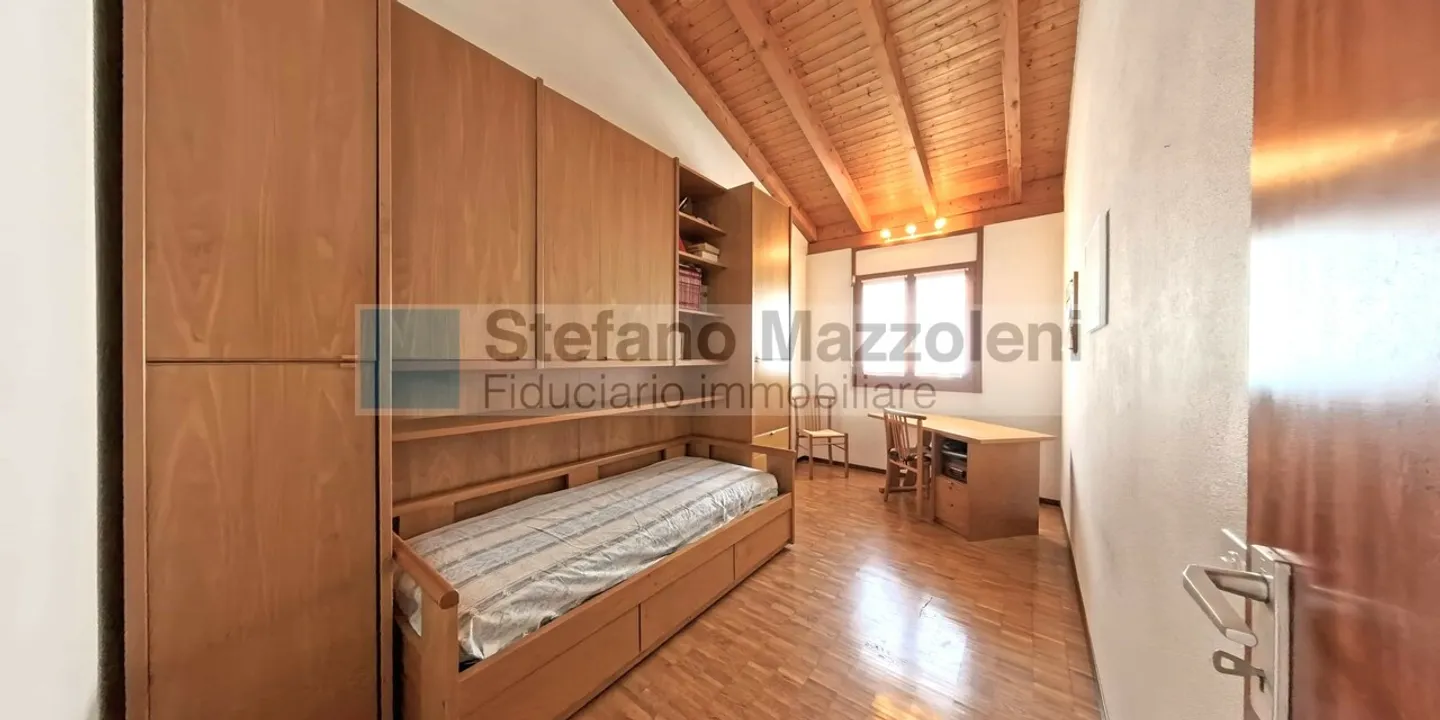 Casa a schiera in uno stile modesto ed elegante - Foto 10 di 12