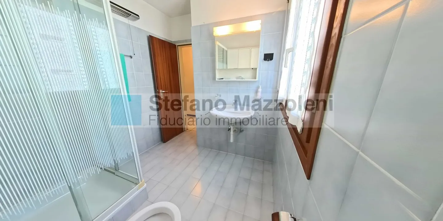 Casa a schiera in uno stile modesto ed elegante - Foto 12 di 12