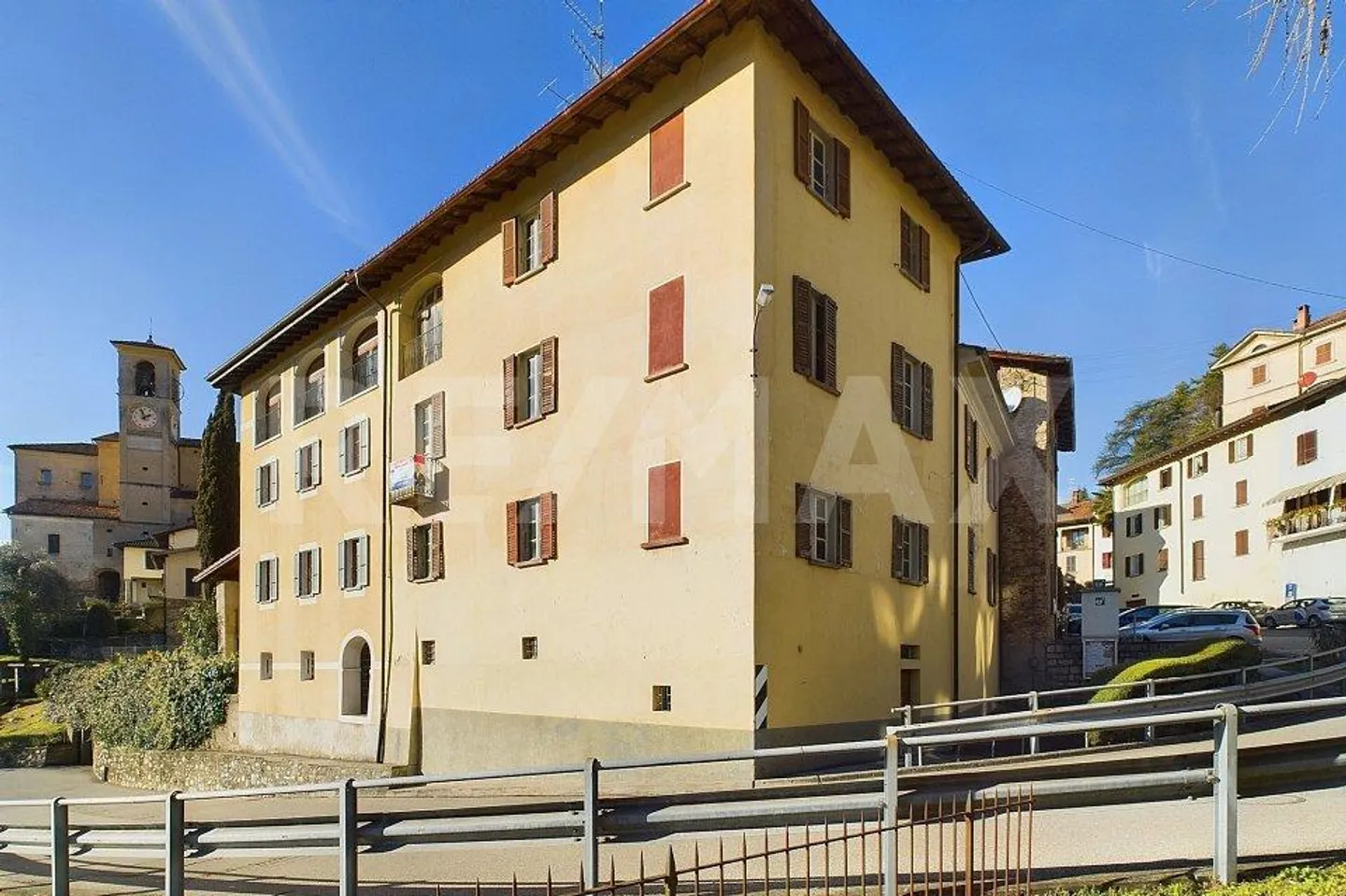 Edificio da ristrutturare con permesso di costruzione per 3-4 appartamenti - Foto 1 di 13