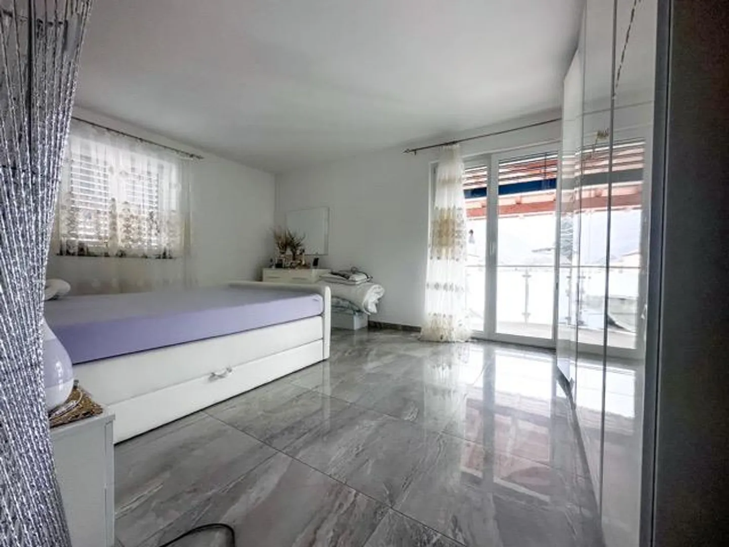 Großes Einfamilienhaus mit Parkplätzen und Grundstück - Foto 5 von 13