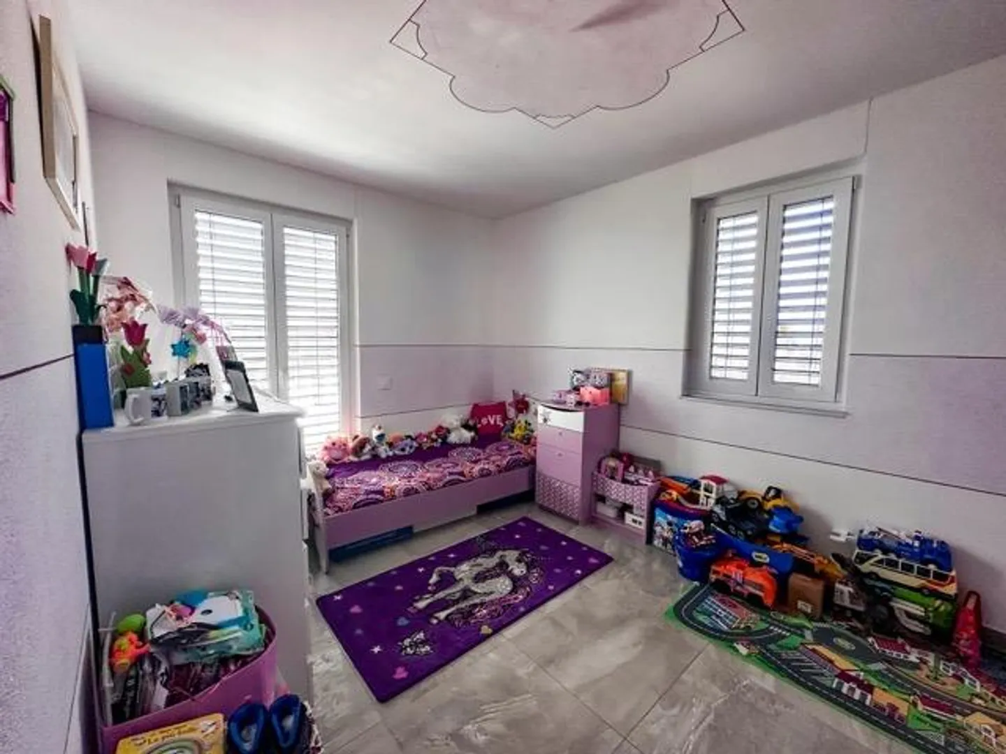 Großes Einfamilienhaus mit Parkplätzen und Grundstück - Foto 8 von 13