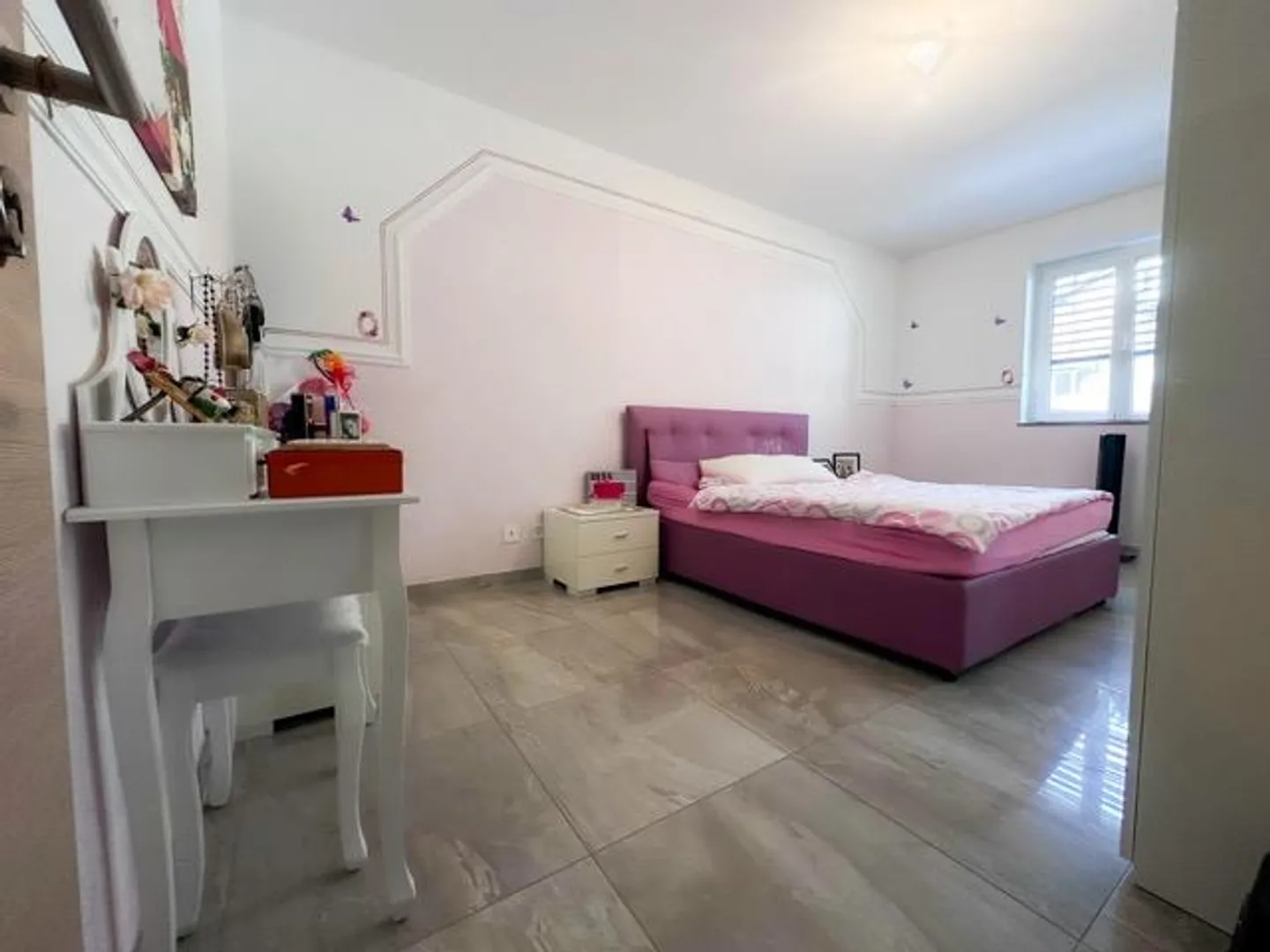 Großes Einfamilienhaus mit Parkplätzen und Grundstück - Foto 9 von 13