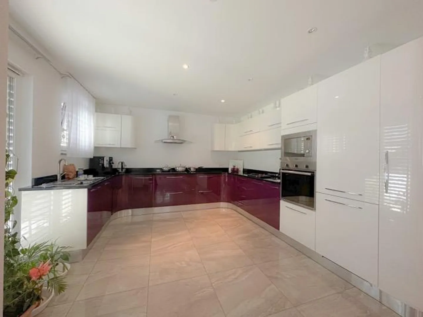 Großes Einfamilienhaus mit Parkplätzen und Grundstück - Foto 10 von 13