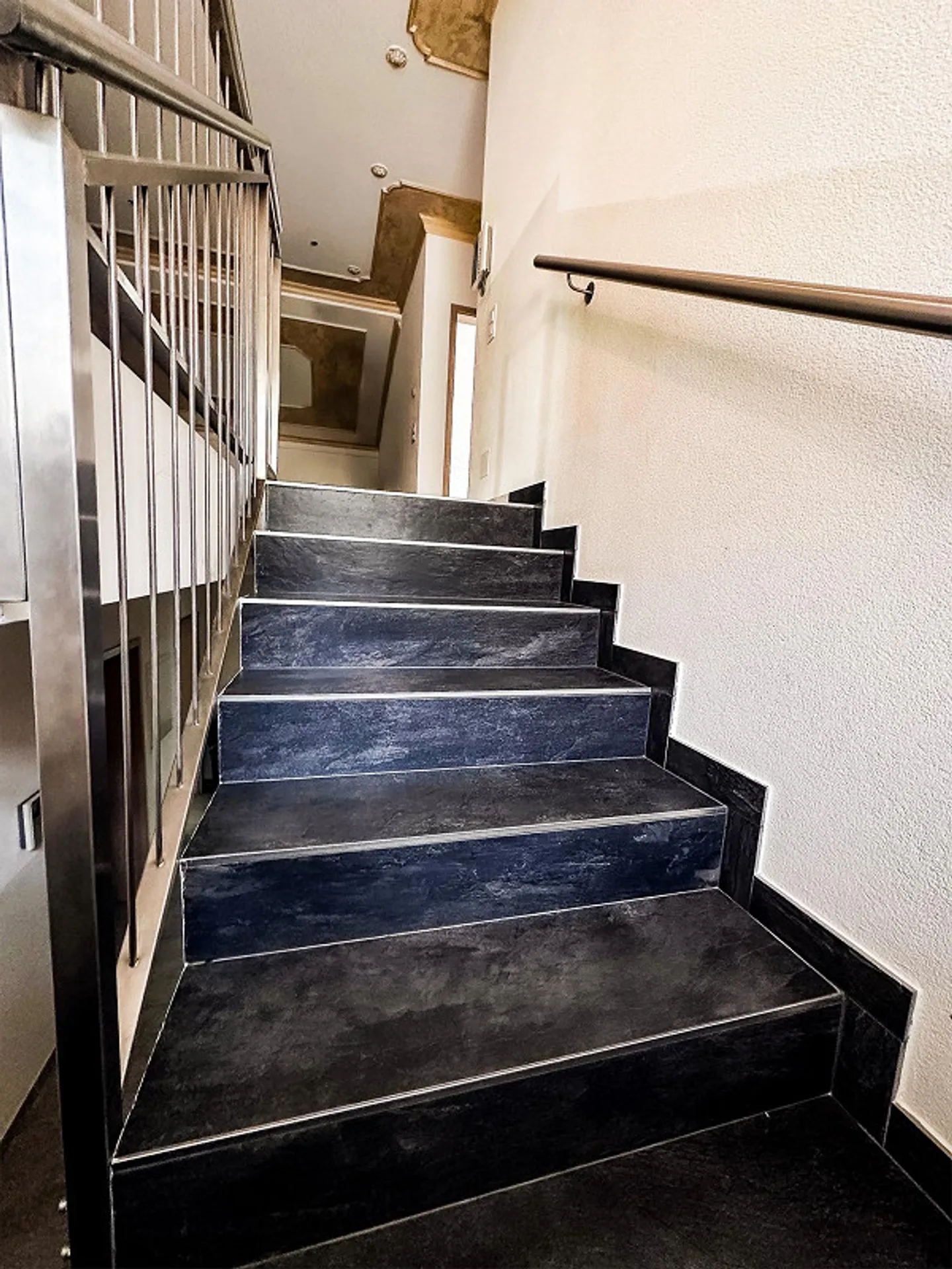 Großes Einfamilienhaus mit Parkplätzen und Grundstück - Foto 13 von 13