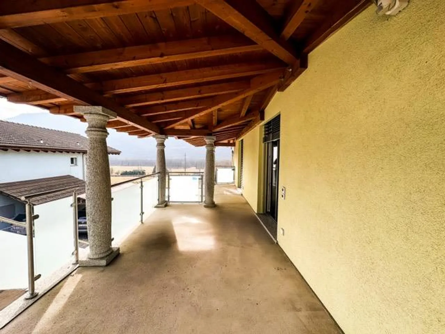 Großes Einfamilienhaus mit Parkplätzen und Grundstück - Foto 3 von 13