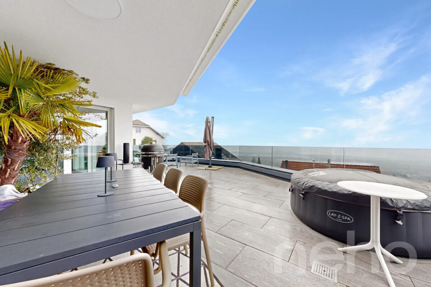 Moderne Terrassenwohnung mit beeindruckender Weitsicht - Photo 3 of 12