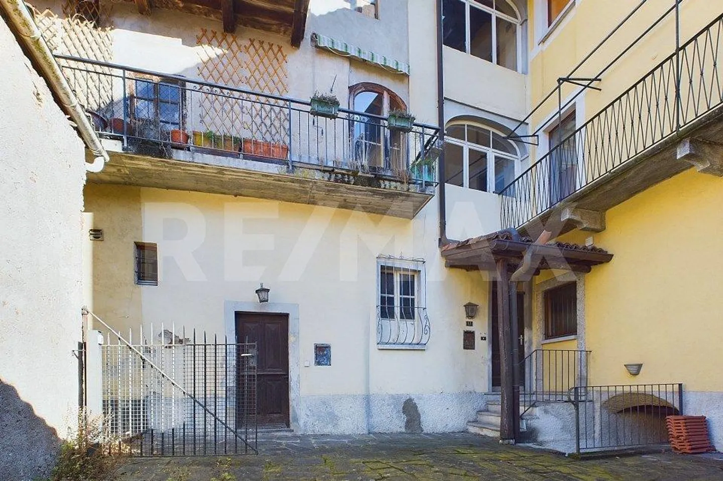 Edificio da ristrutturare con permesso di costruzione per 3-4 appartamenti - Foto 9 di 13