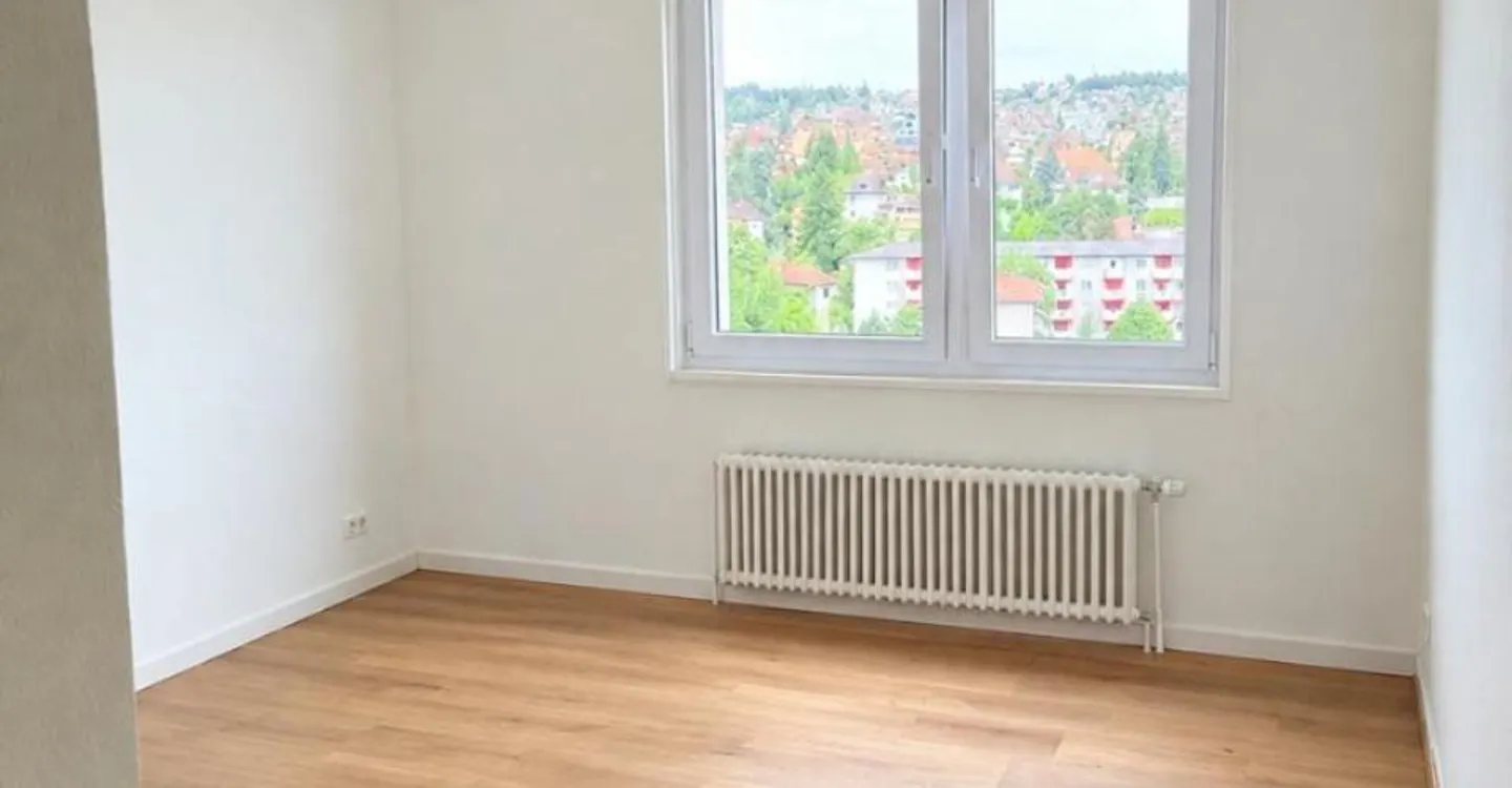 Appartement rénové avec balcon - Photo 2 sur 8