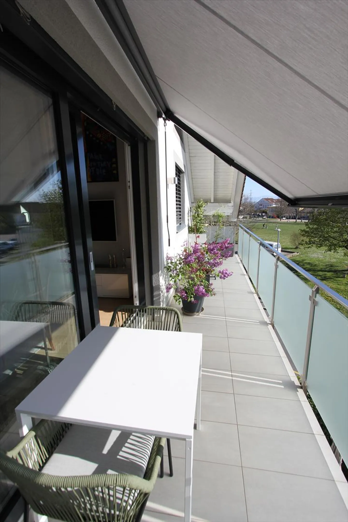 Superb penthouse apartment with vineyard views in Eysins - Photo 5 of 18