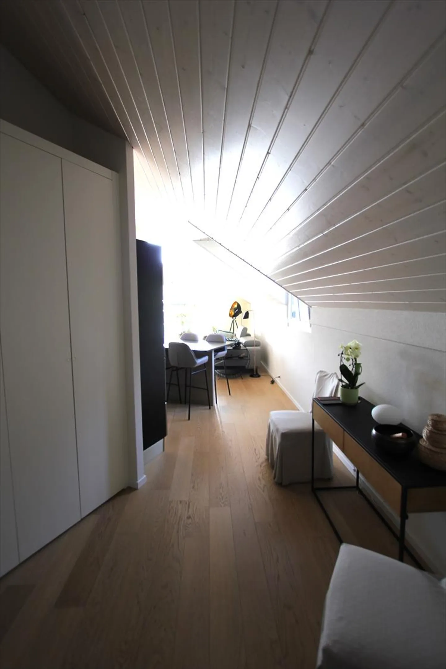 Superb penthouse apartment with vineyard views in Eysins - Photo 9 of 18