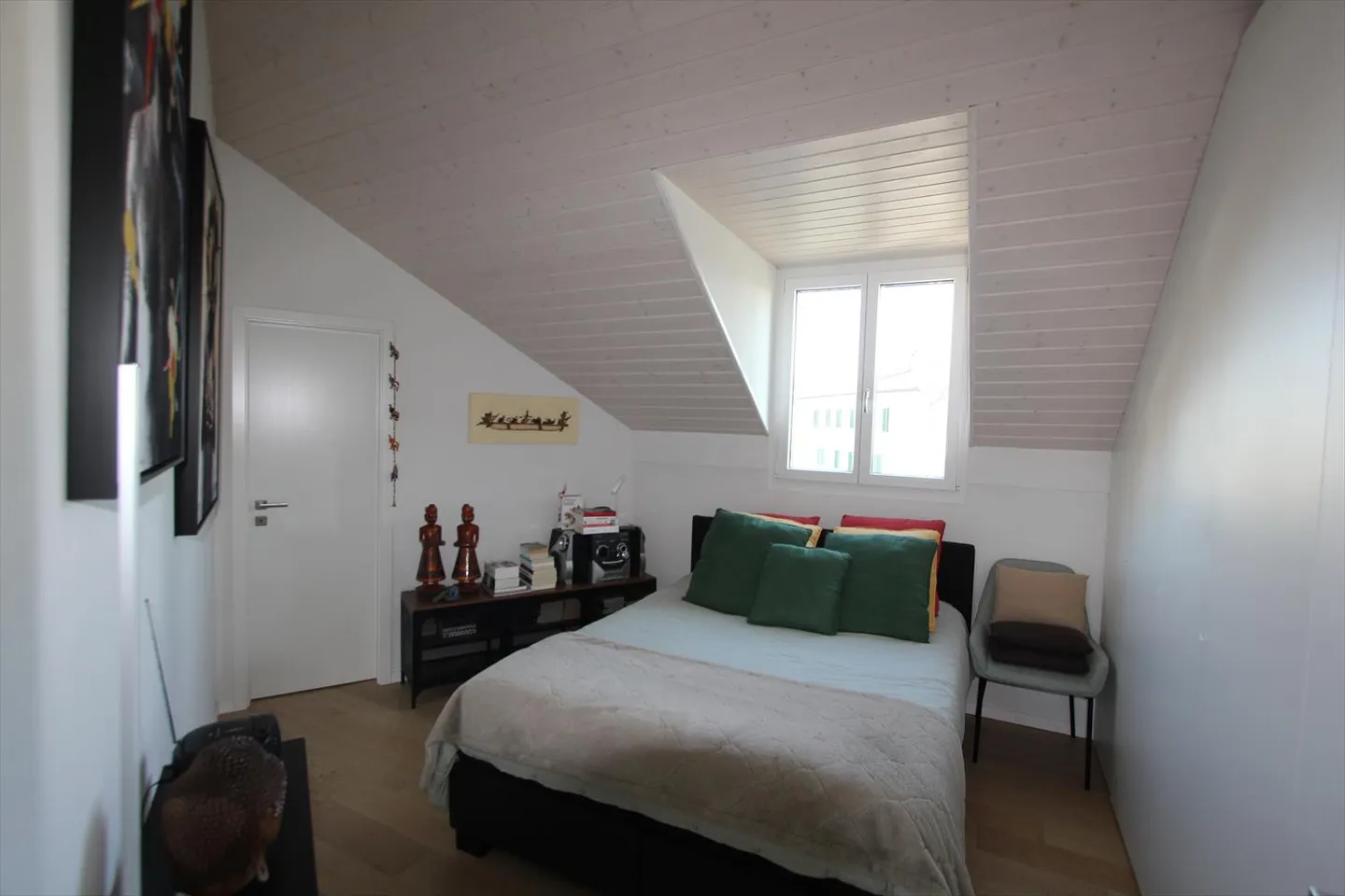 Superb penthouse apartment with vineyard views in Eysins - Photo 11 of 18