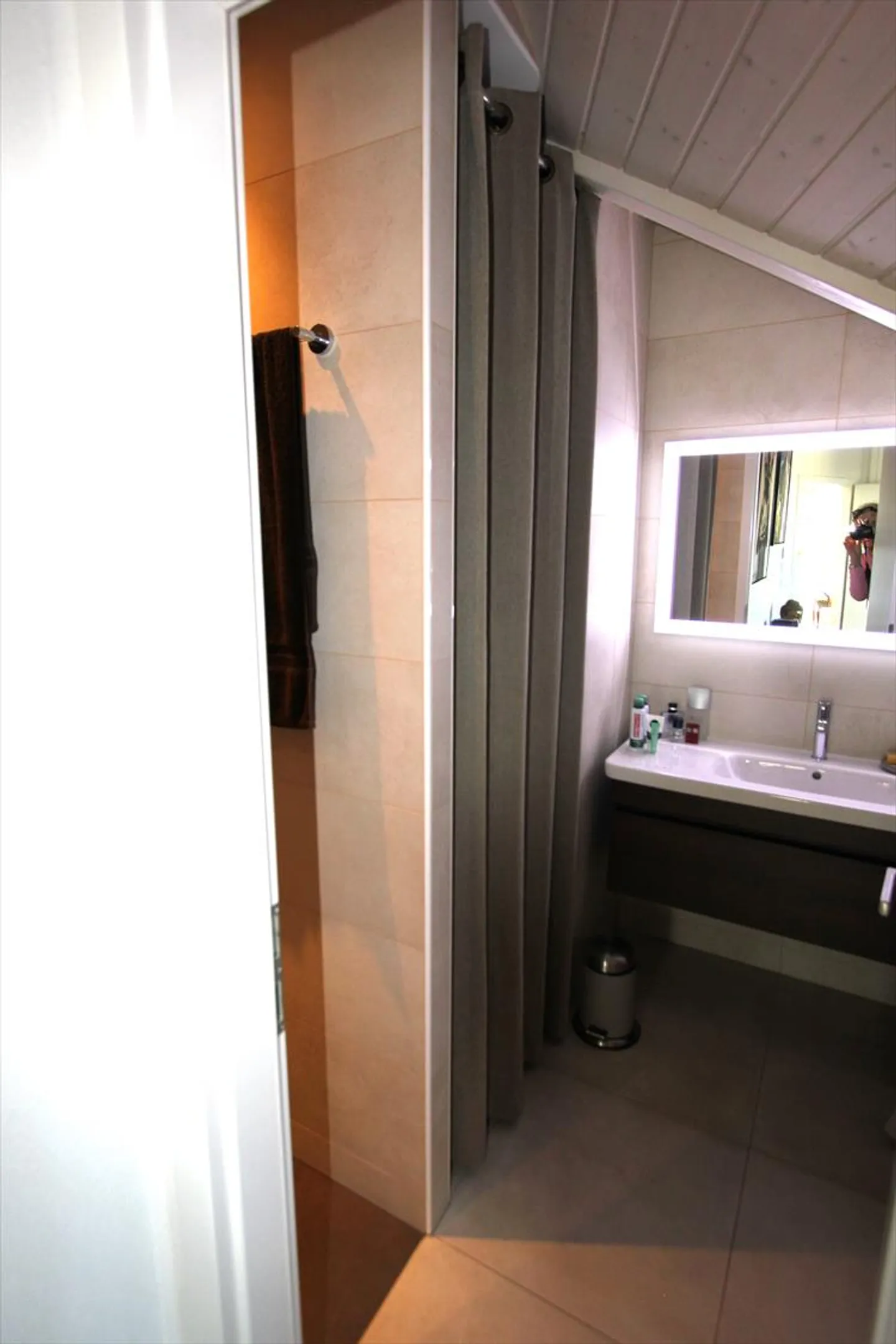 Superb penthouse apartment with vineyard views in Eysins - Photo 13 of 18