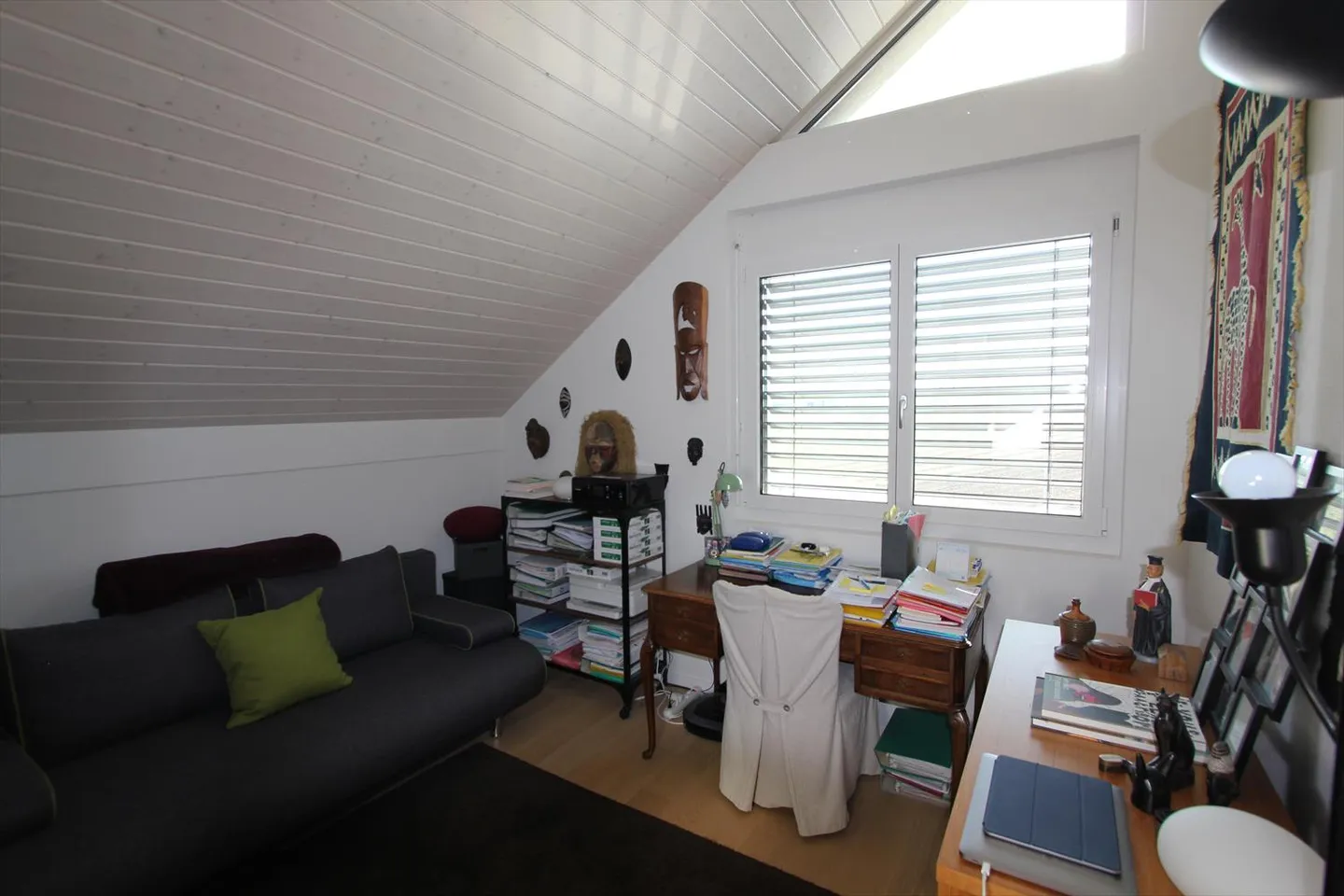 Superb penthouse apartment with vineyard views in Eysins - Photo 15 of 18