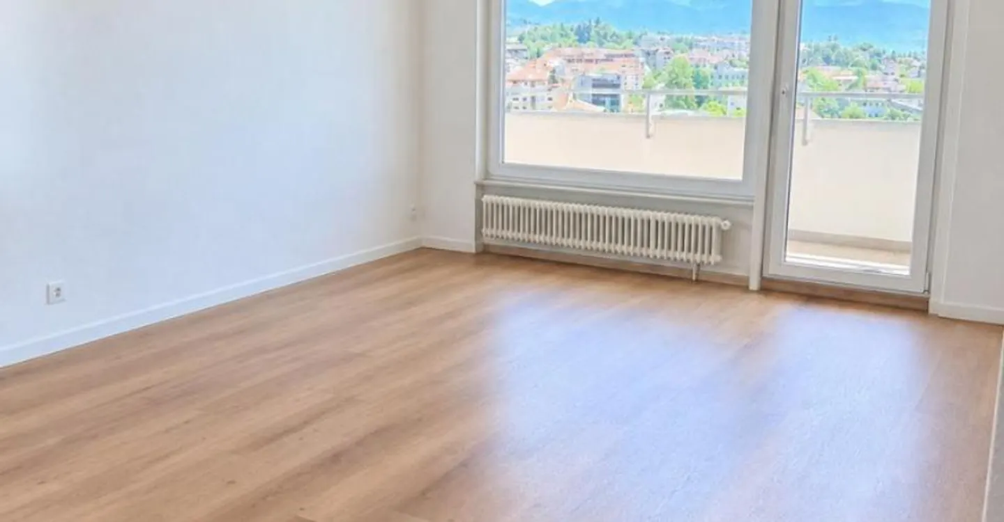 Appartement rénové avec balcon - Photo 1 sur 8