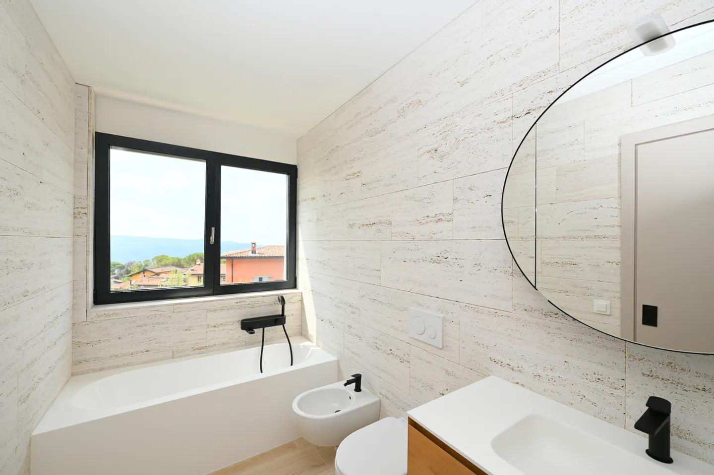 Modern Villa with Scenic Views - Photo 10 of 20