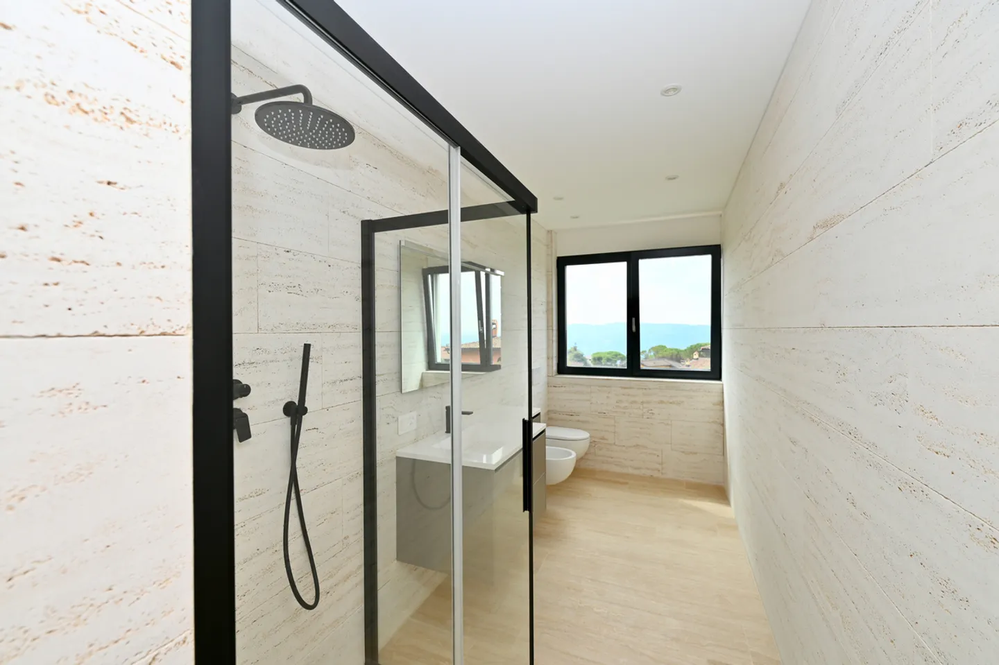 Modern Villa with Scenic Views - Photo 13 of 20