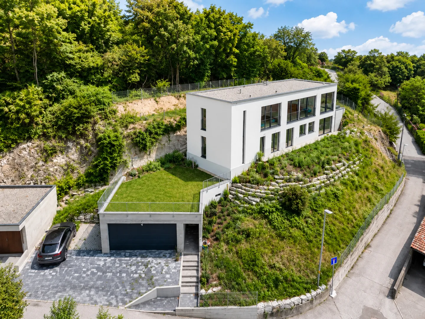Modern Villa with Scenic Views - Photo 2 of 20