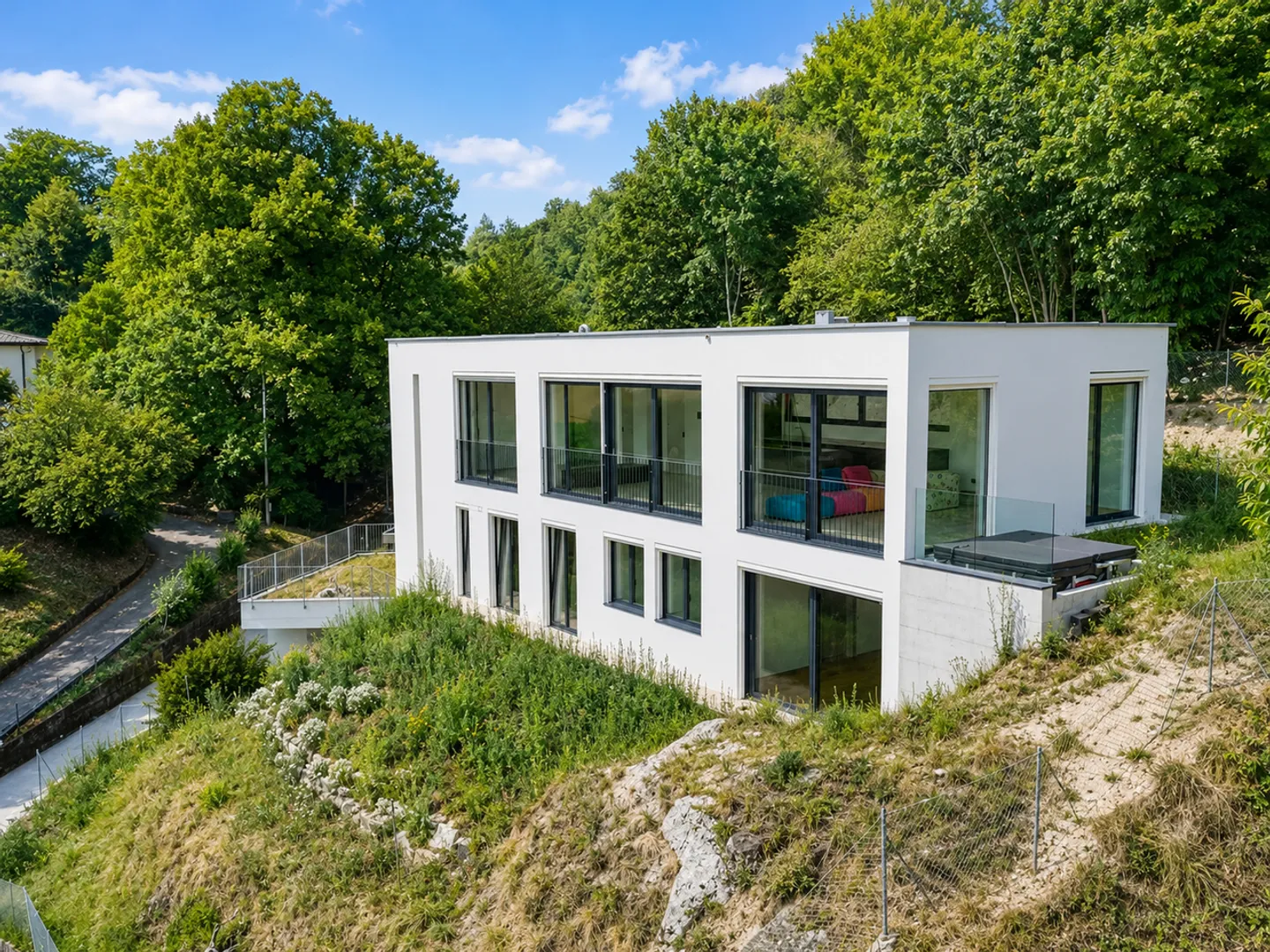 Modern Villa with Scenic Views - Photo 3 of 20
