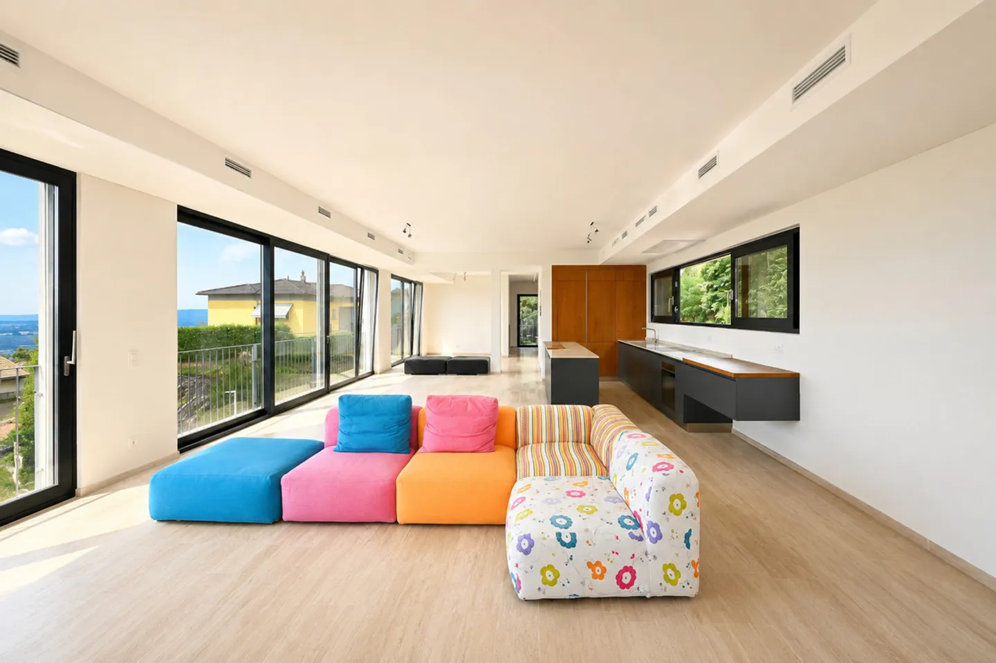 Modern Villa with Scenic Views - Photo 4 of 20