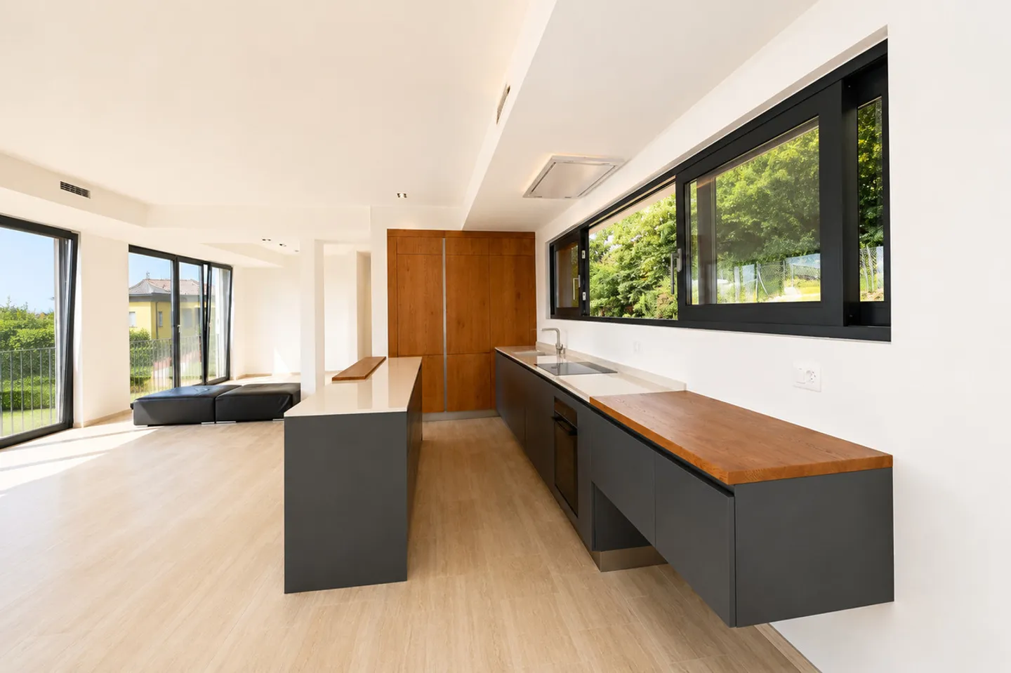Modern Villa with Scenic Views - Photo 6 of 20