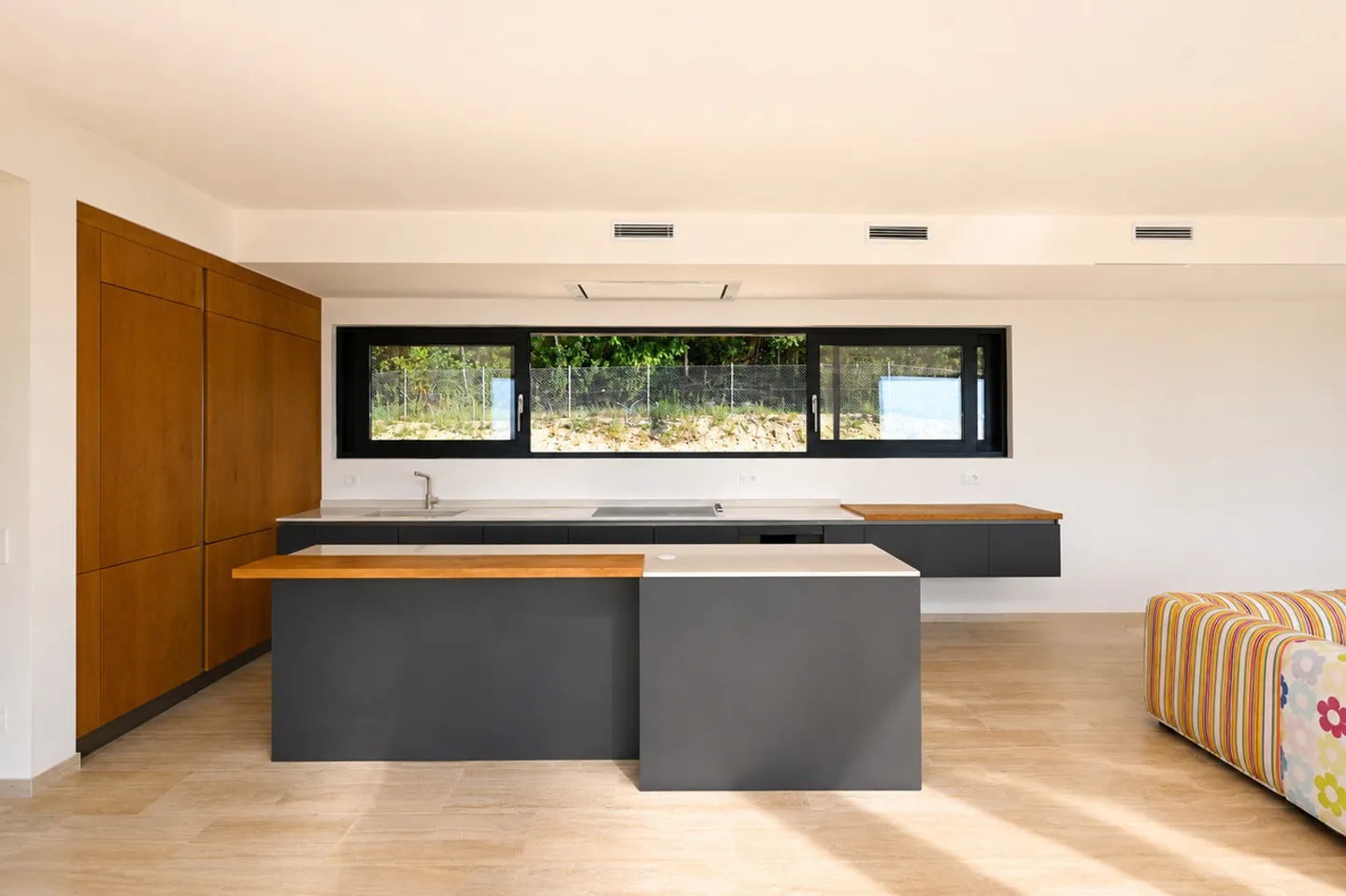Modern Villa with Scenic Views - Photo 7 of 20