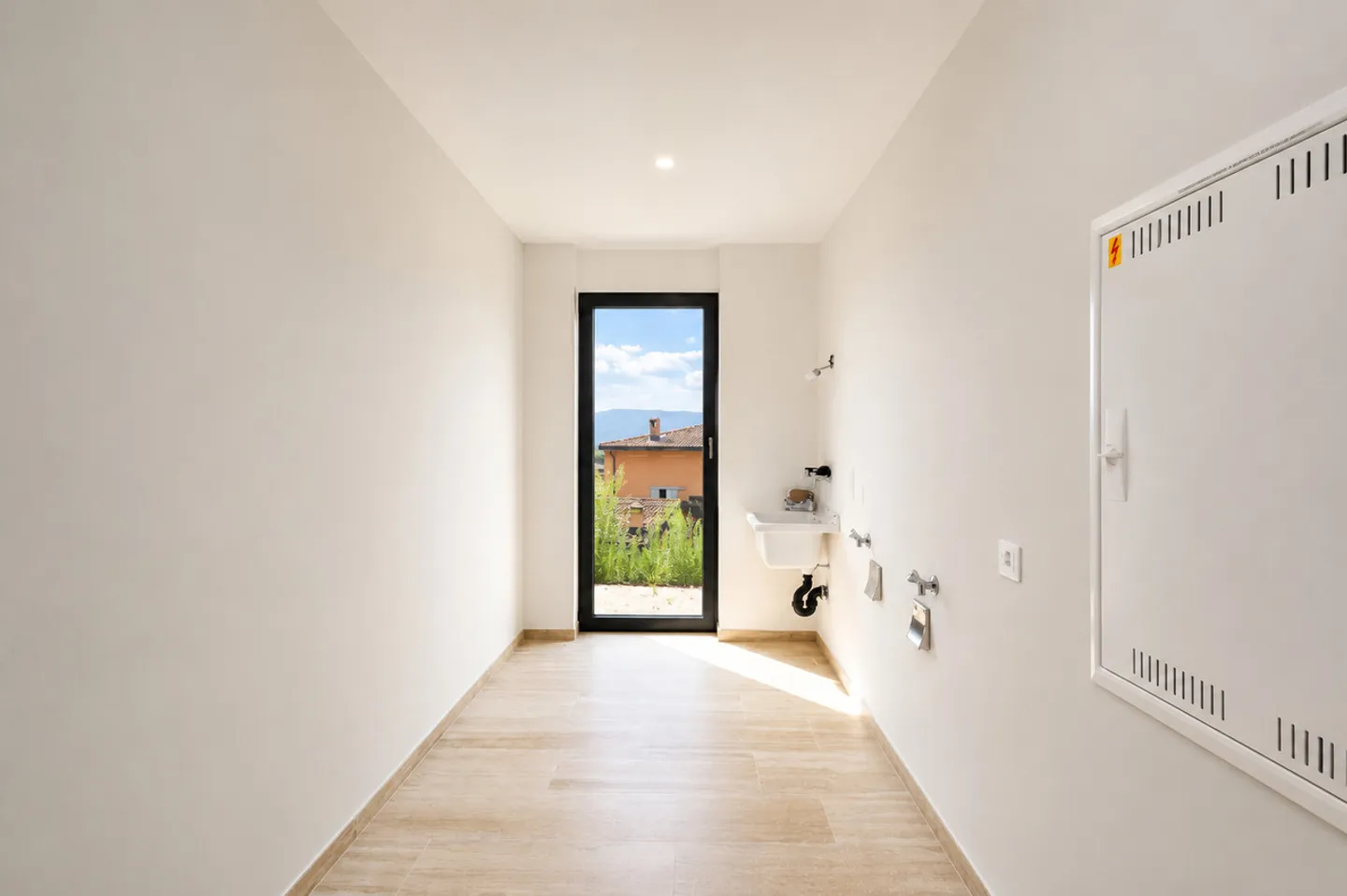 Modern Villa with Scenic Views - Photo 16 of 20