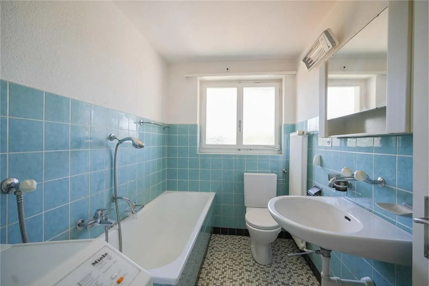 Living tax-efficiently near the Rhine: Two-family house with expansion potential... - Photo 11 of 13