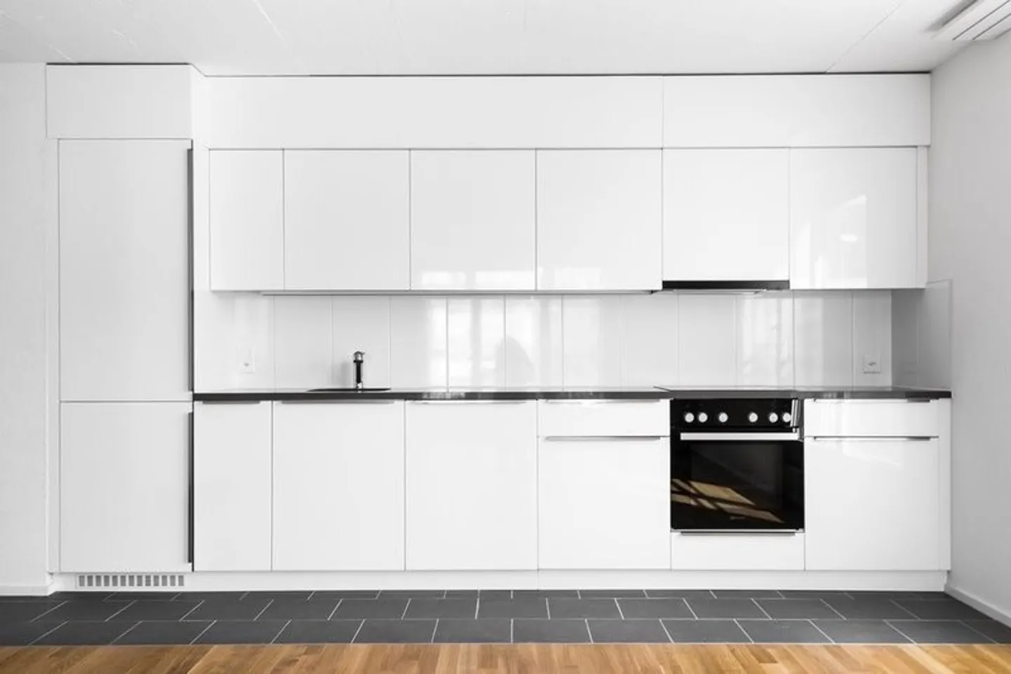 Modern Apartment in Urban Area - Photo 4 of 7