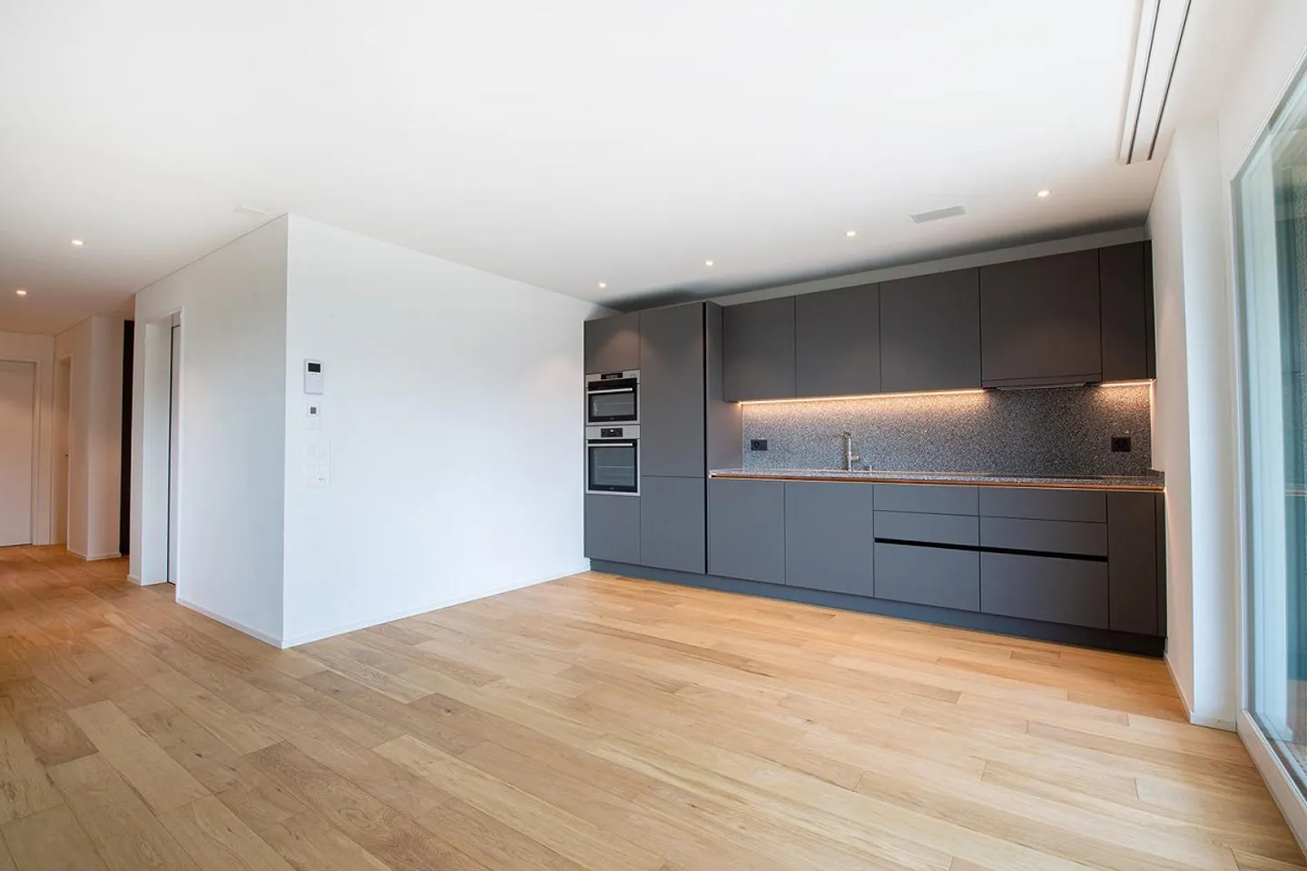 Grosszügige Wohnung mit grossem Balkon - Foto 2 von 13