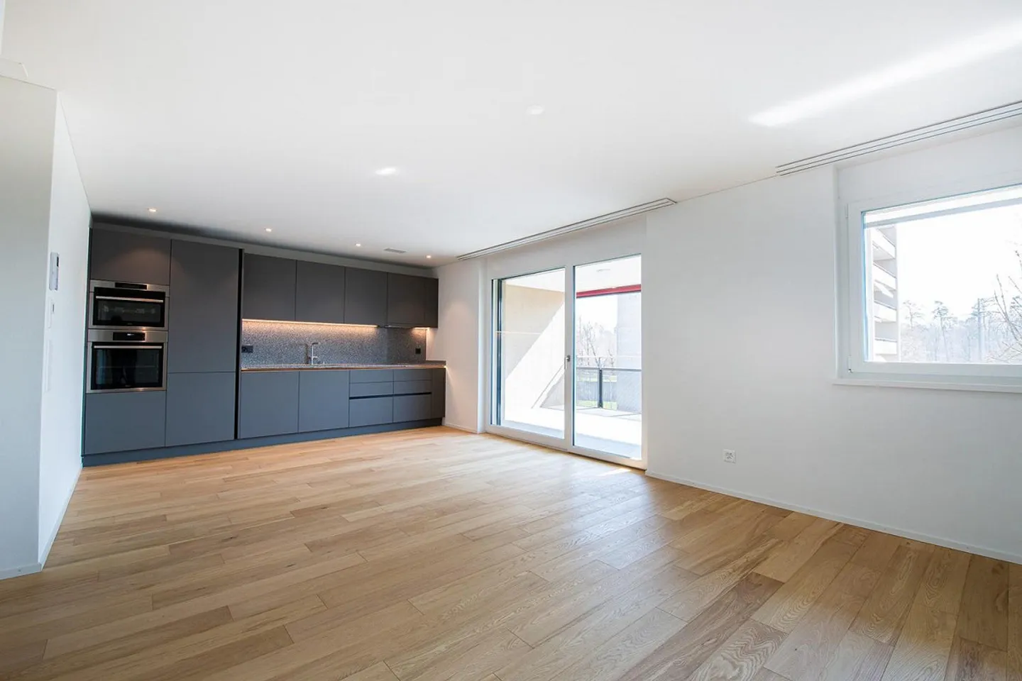 Grosszügige Wohnung mit grossem Balkon - Foto 3 von 13