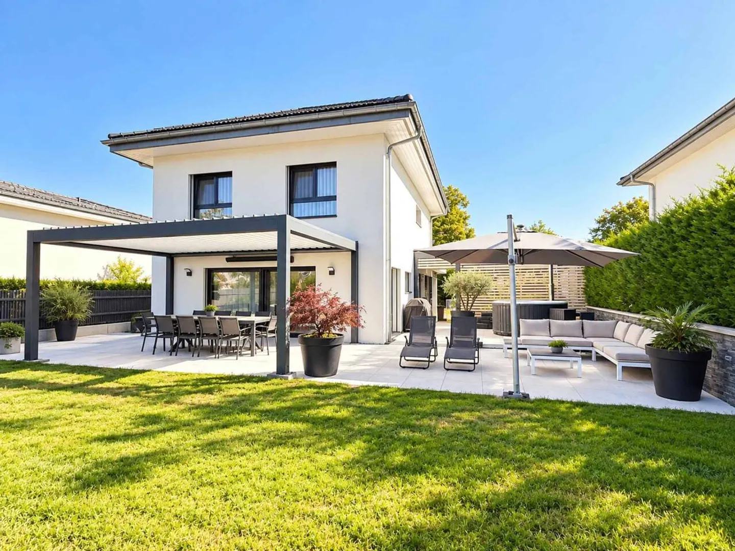 Cuarny Familienvilla von 2019, Garten, Pergola und Kino im Keller - Foto 1 von 13
