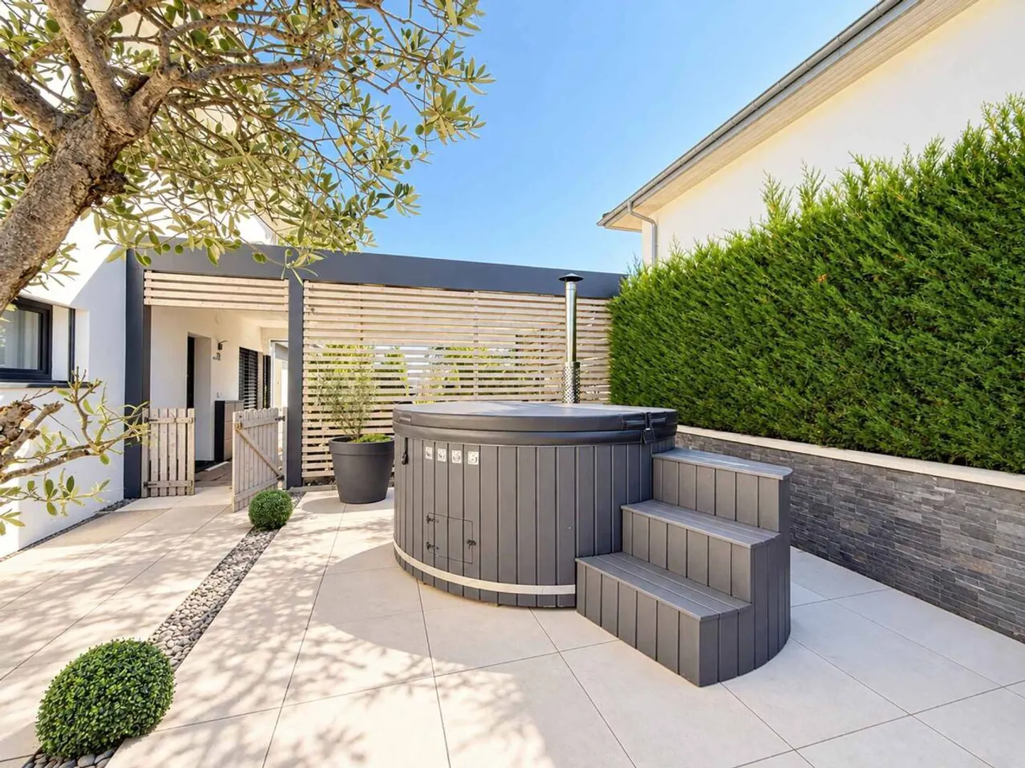 Cuarny Familienvilla von 2019, Garten, Pergola und Kino im Keller - Foto 3 von 13