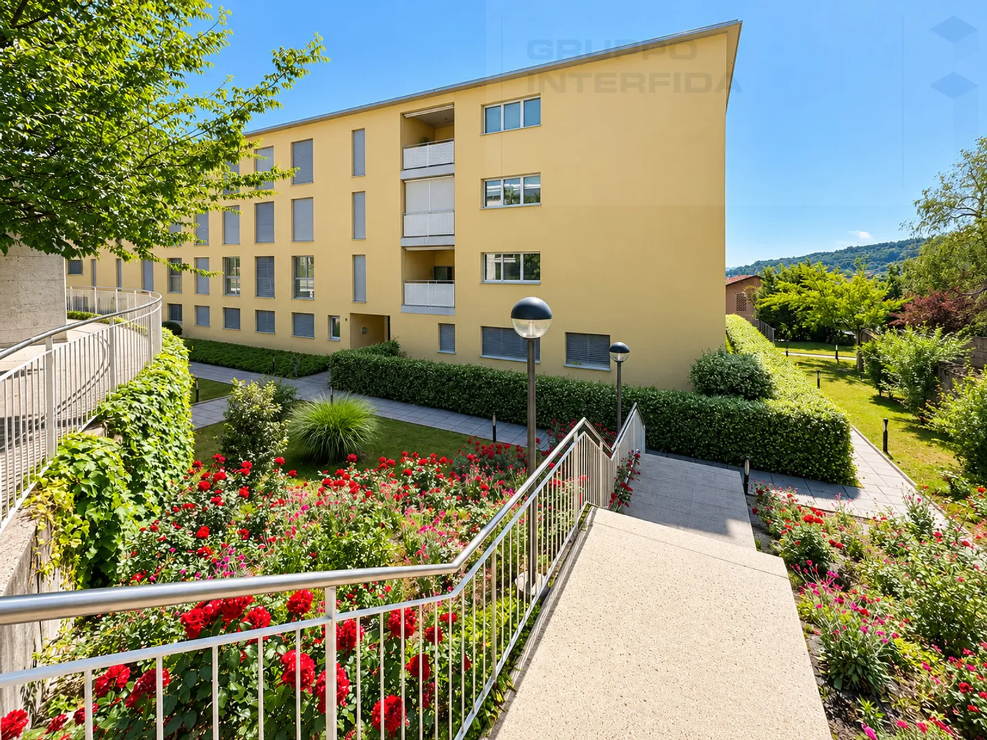 APPARTEMENT SPACIEUX AVEC JARDIN DANS UN CONDOMINIUM PRESTIGIEUX - Photo 1 sur 18