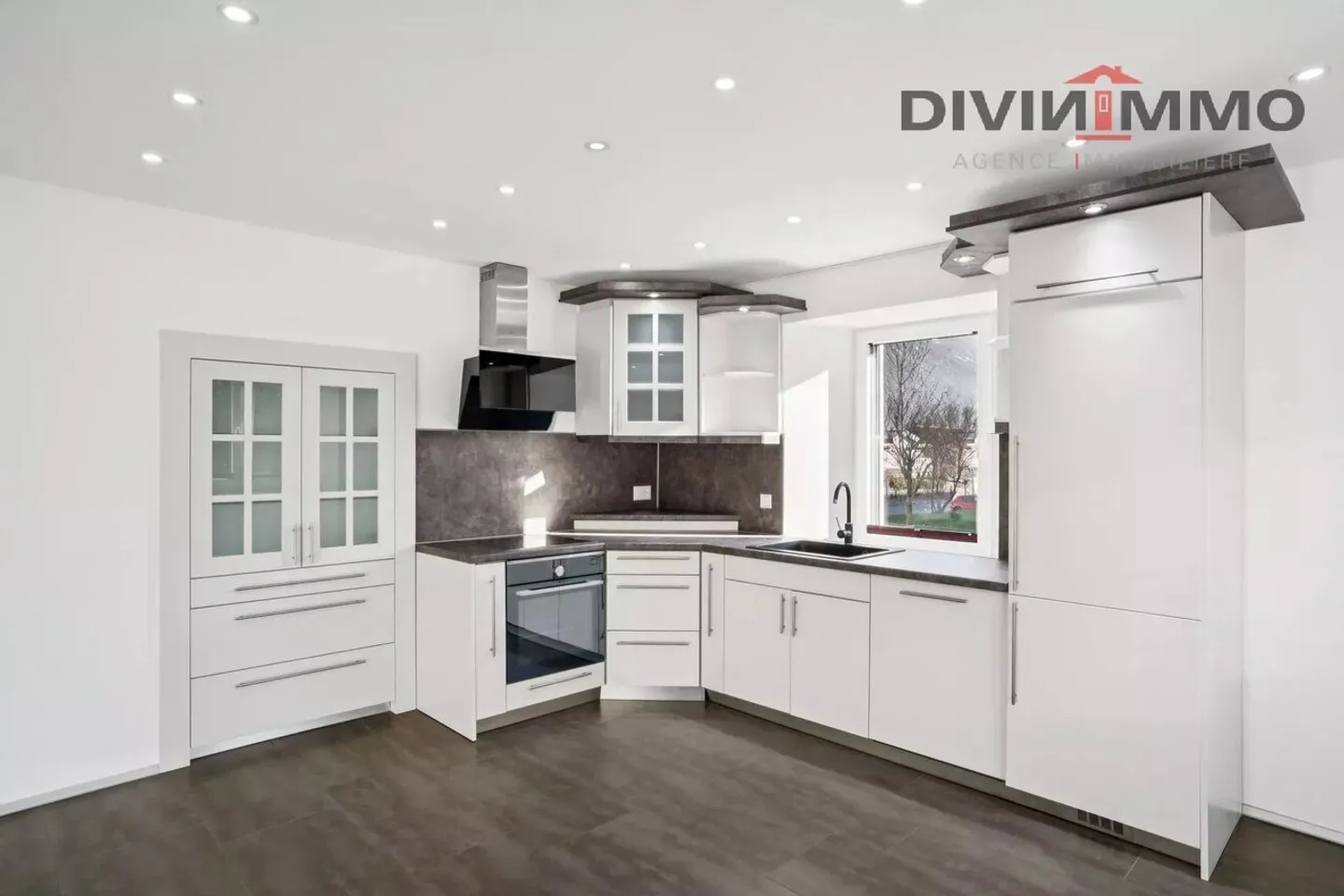 Charming 4.5-Room Apartment - Photo 2 of 9