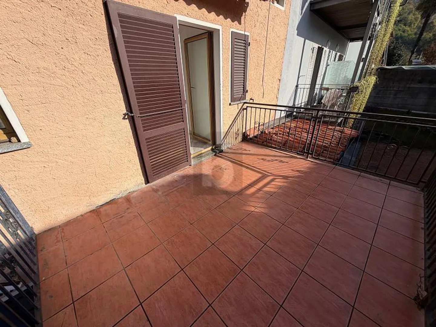 IMMERSÉ DANS LA NATURE AVEC TERRASSE - Photo 2 sur 6