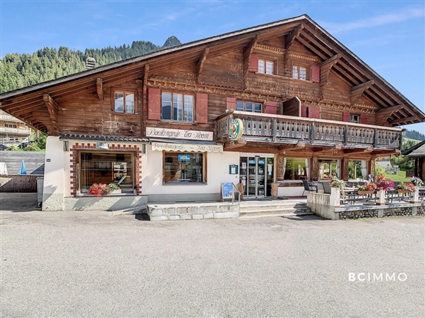 Chalet with two apartments and a business | - Photo 1 of 9