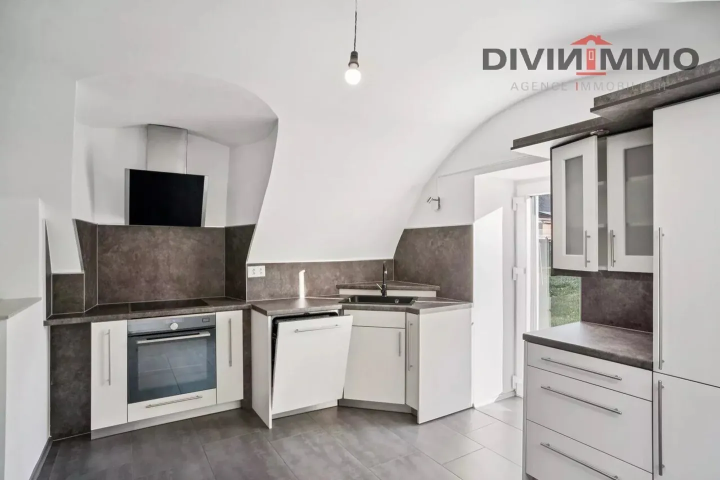 Appartement typique de 4,5 pièces au rez-de-chaussée - Photo 2 sur 7