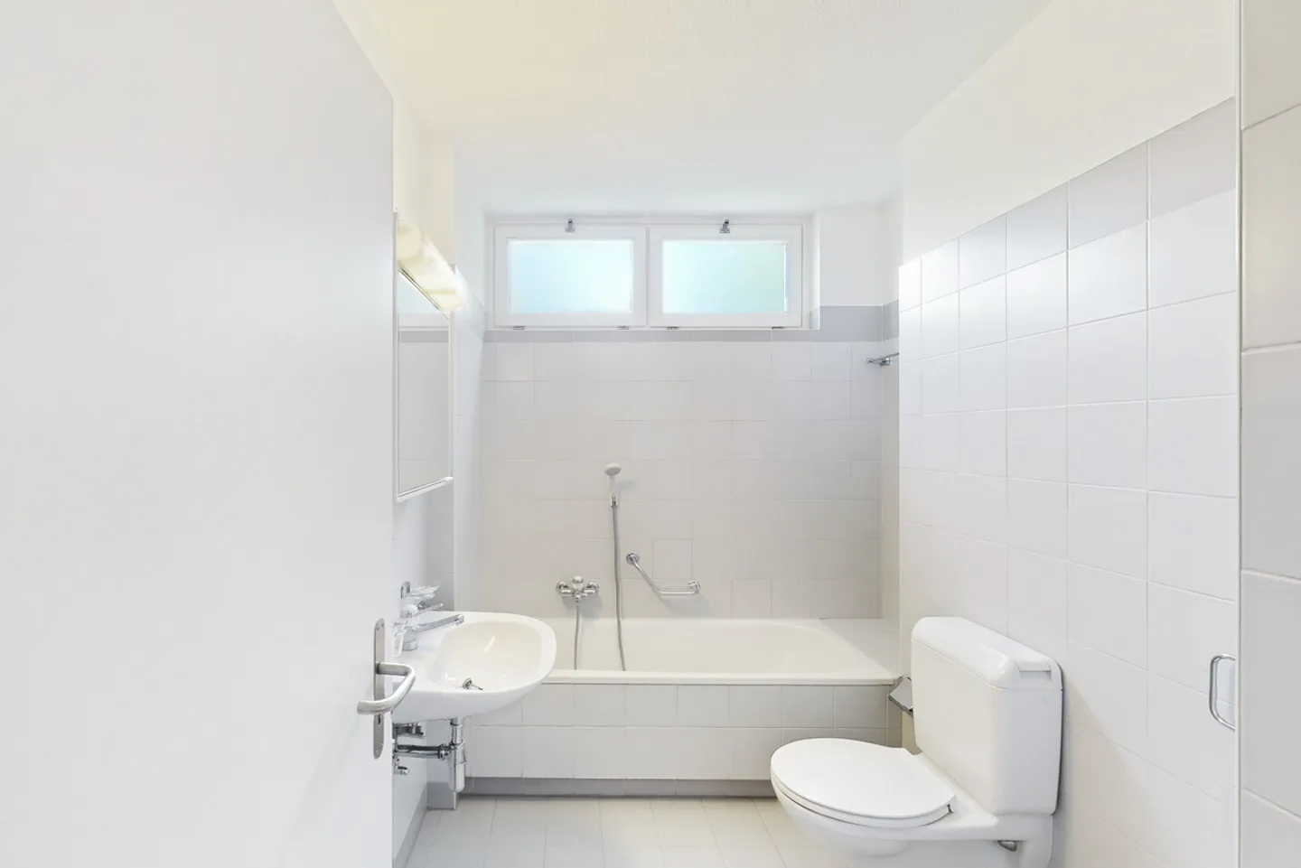 Spacious areas, double services and the possibility to install your own... - Photo 7 of 9