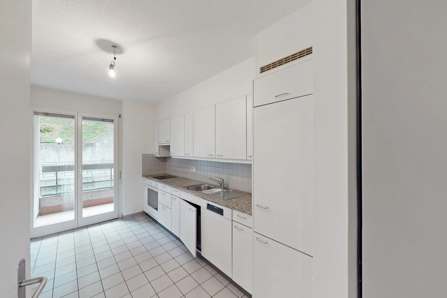 Spacious areas, double services and the possibility to install your own... - Photo 3 of 9