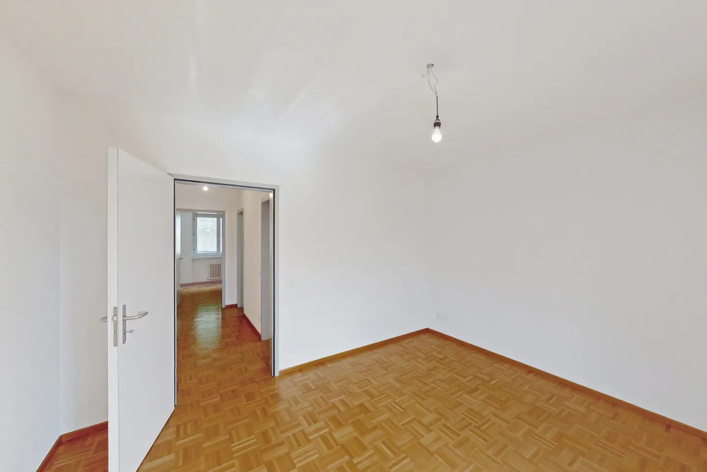 Spacious areas, double services and the possibility to install your own... - Photo 4 of 9