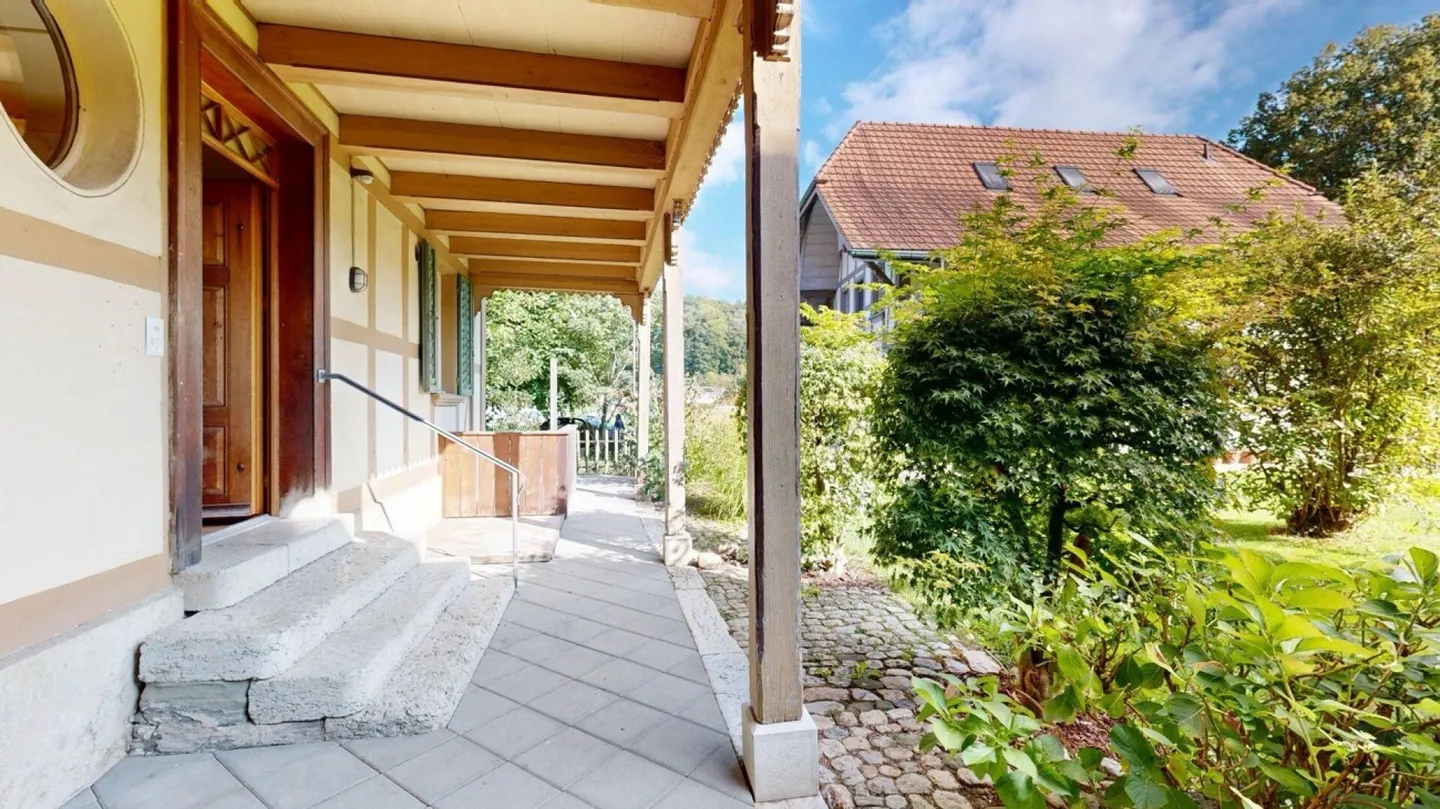 Large 8.5 Room Farmhouse Apartment in Seeberg - Photo 2 of 12